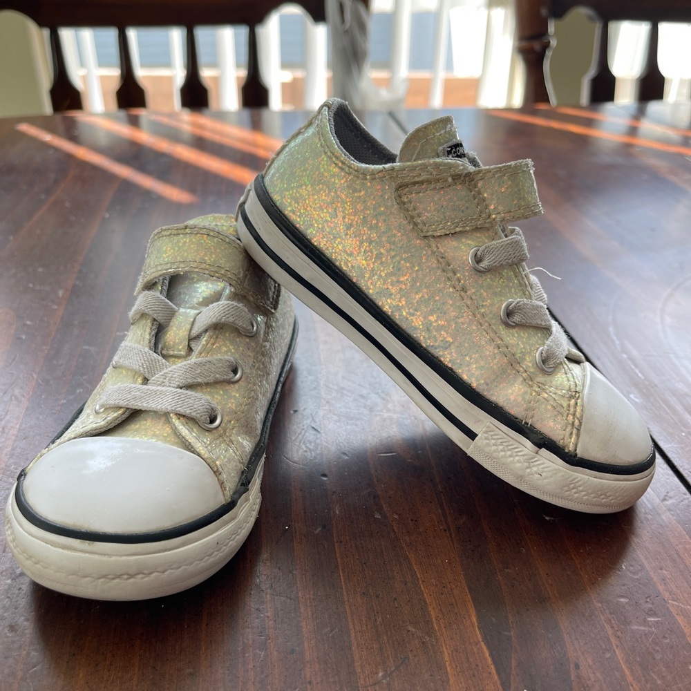 Girls converse